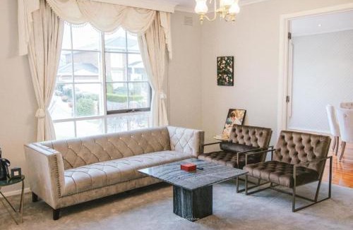 Melbourne Central Business District Villa | Villa pool garden