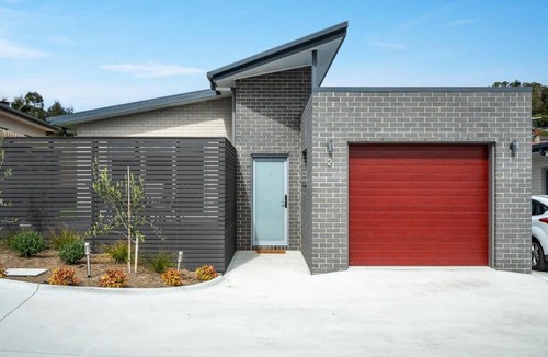 Warrane Villa | Villa Two NEW 2 Bed Bath 10 min to Airport CBD