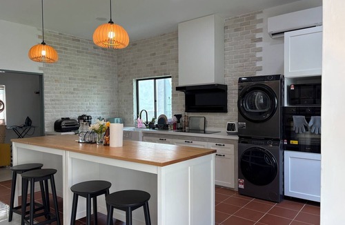 Central District House | Villa with Office, Gym, Jacuzzi & Dryer near CIQ