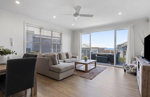 Caves Beach House | Villa with Seaside Soul Newly Renovated