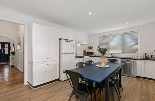 Cessnock House | Vino Cottage – Cozy & Charming Retreat