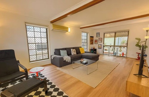 Macgregor House | Vintage Soul - Spacious 5BR family retreat in Macgregor