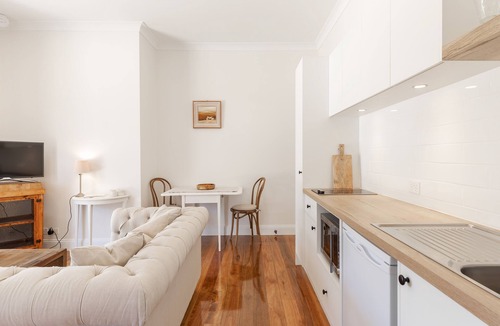 Sellicks Hill Apartment | Vintners Retreat: Stylish Retreat near Sea & Vines