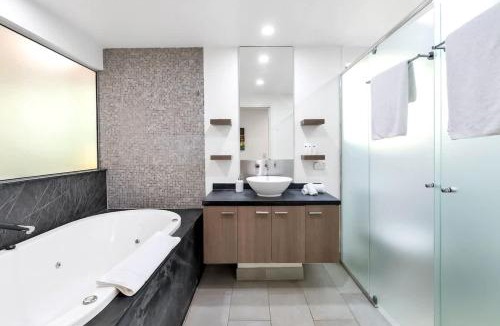 Palm Cove Hotel | Violet Studio - Seaside Nook with Resort Pools and Spa