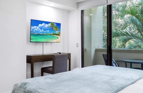 Palm Cove Hotel | Violet Studio - Seaside Nook with Resort Pools and Spa