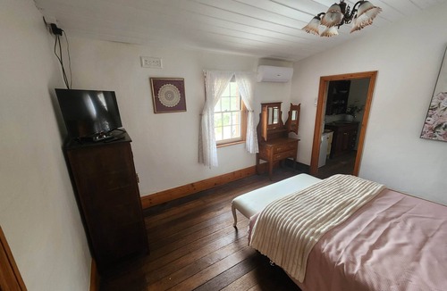Katrine House | "Viveash" Historic accommodation with Ensuite