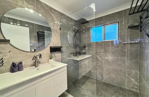 Slacks Creek House | Wake up to Mountain Vista 3BR Light-filled Cottage