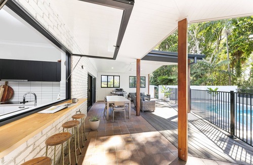 Maroochydore House | Walk to Beach! Amazing Outdoor Entertainment Area with Pool & Firepit !