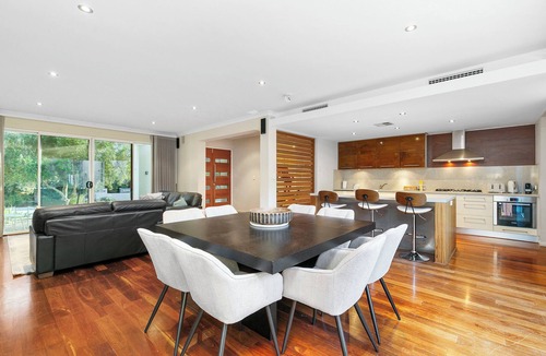 North Coogee House | Walk to Beach Coastal Home in Coogee