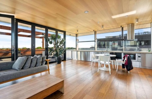 North Melbourne Apartment | Walk to Melb Uni Hospital CBD Free Parking