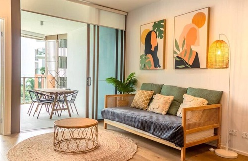 West End Apartment | Walk to River, Cute Designer 2BR Apt in West End