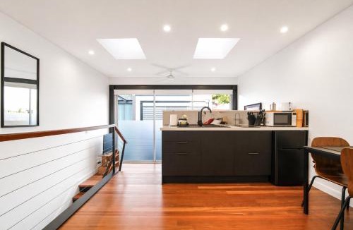 Pyrmont Apartment | Walking Score 95 - Self Check In - 100Mbps - AC - Smart TV - Kitchenette