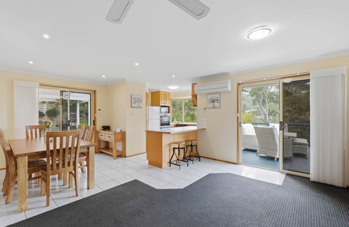Old Beach House | Wallaby Hill - Gorgeous Views - 3 Bedroom House