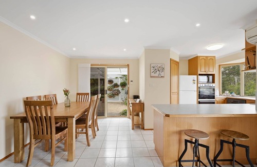 Old Beach House | Wallaby Hill - Gorgeous Views - 3 Bedroom House