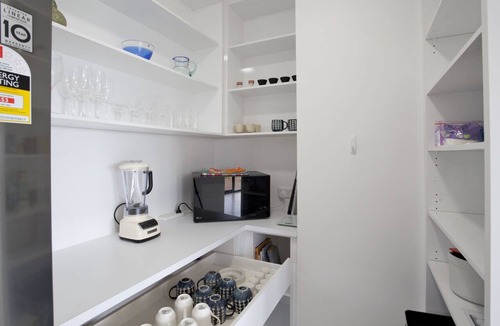 Shadforth House | Walnut Grove: Modern home, 3min drive to town with expansive views