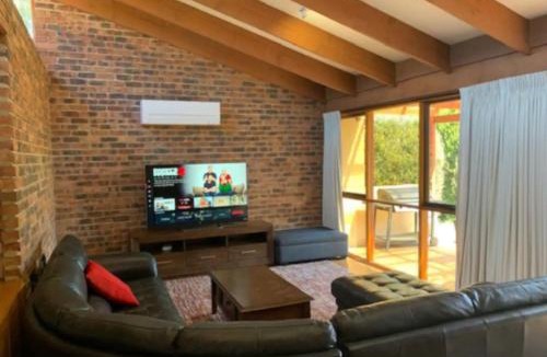Scullin House | Warm and Spacious 5BR Home w WIFI and Multiple Parking - Hosted by Canstay
