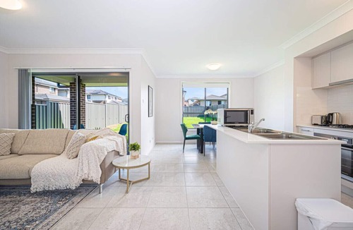 Leppington House | Warm &Cozy 5Br house near train station