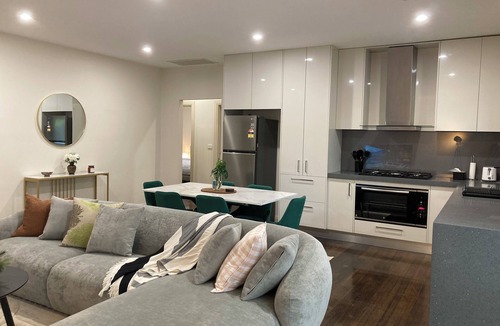 Oak Park House | Warm & inviting home close to Melbourne airport & CBD