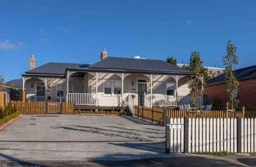 Hobart Central Business District Villa | Warm, Inviting & Luxurious The Barn