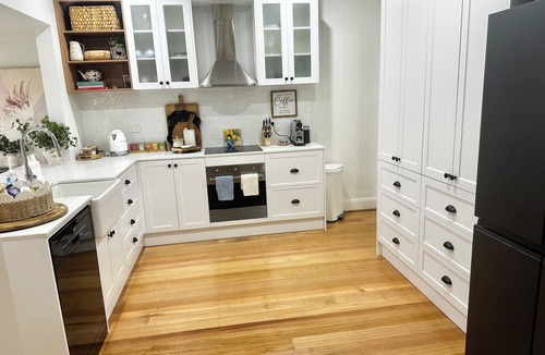 Bacchus Marsh Cottage | Warm Winter Escape | Fireplace and Charm