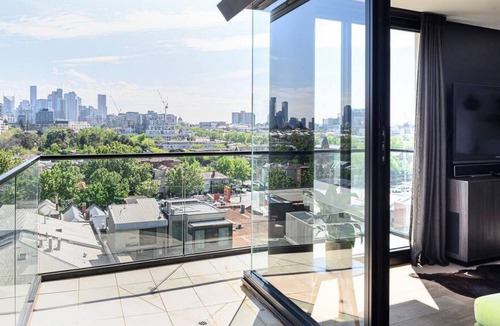 Richmond North Apartment | WARNEY | 180 Views MCG & City Skyline. 2 Car Spots