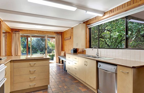 Bright House | Warrina - Overlooks Ovens River and five minute walk into town