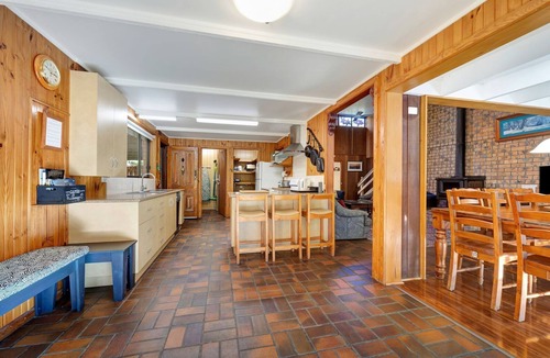 Bright House | Warrina - Overlooks Ovens River and five minute walk into town