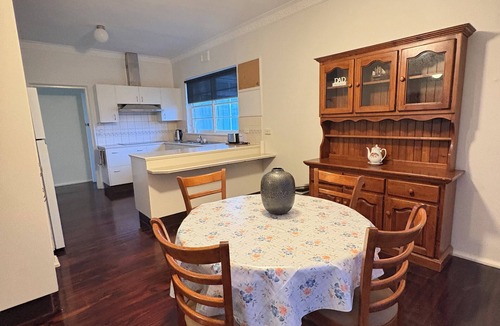 Warrnambool House | Warrnambool home close to hospital, train, cafe’s, restaurants, shops & beach!