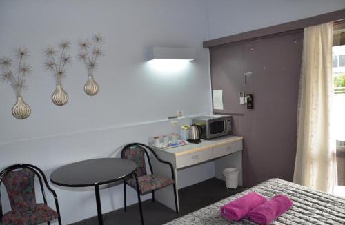Warwick Hotel | Warwick Motor Inn