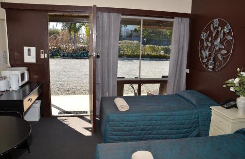 Warwick Hotel | Warwick Motor Inn