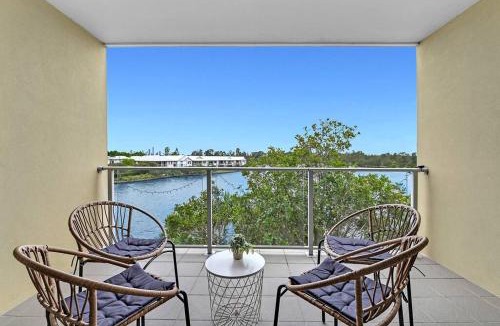 Carrara Apartment | Water View Modern Tri-level Townhouse in Carrara with 2 Parking Spots