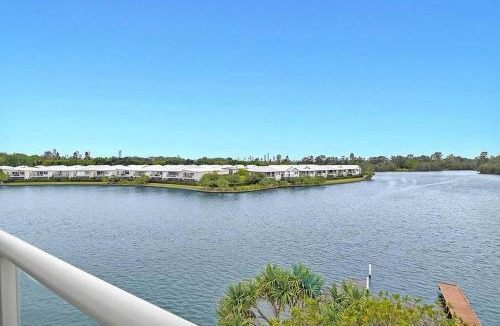 Carrara Apartment | Water View Modern Tri-level Townhouse in Carrara with 2 Parking Spots