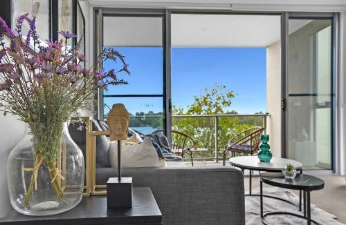 Carrara Apartment | Water View Modern Tri-level Townhouse in Carrara with 2 Parking Spots