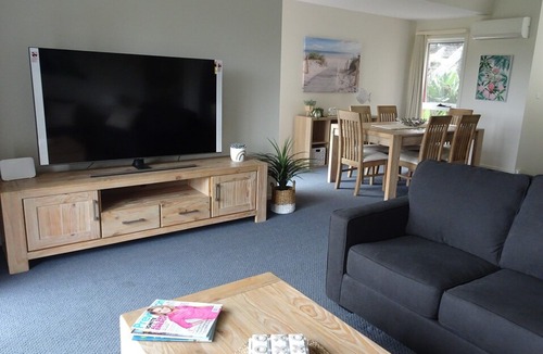 Batemans Bay House | Water Views. Close to town