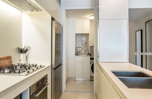 West End Apartment | WaterEdge West End Retreat