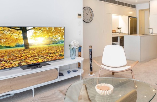 West End Apartment | WaterEdge West End Retreat