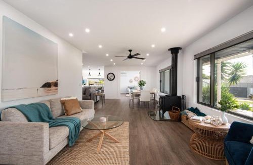 Rosebud House | Waterfall Gully Retreat with Gas heated Pool