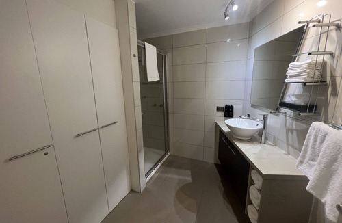 Lakes Entrance Apartment | Waterfront 2-bedroom apartment with WiFi, AC in Lakes Entrance