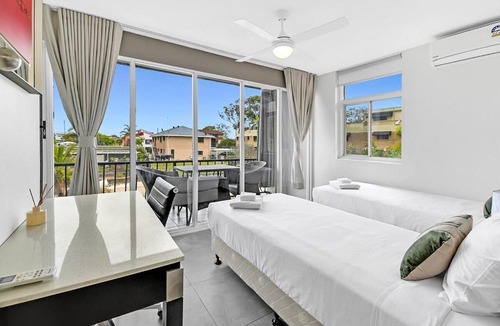 Broadbeach Waters Apartment | Waterfront 2-Bedroom Unit Walking to GC Convention