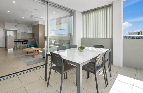 Birtinya Apartment | Waterfront 2brm resort style apartment