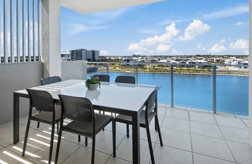 Birtinya Apartment | Waterfront 2brm resort style apartment
