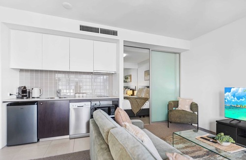 Cairns Central Business District Apartment | Waterfront Bliss Harbour Lights I Gym & City