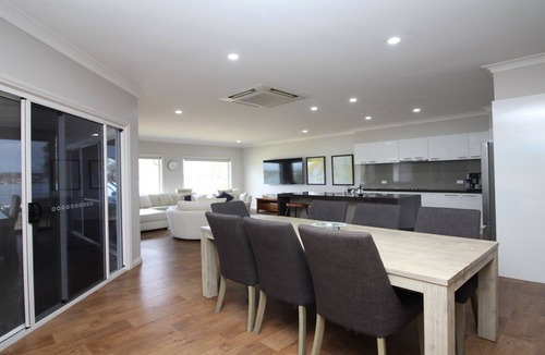 Lake Wangary House | Waterfront Bliss on the Oyster Walk - Perfect for Families and Fishing Groups