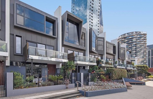 Docklands House | Waterfront Docklands |Marina &City Views |5B+Lift
