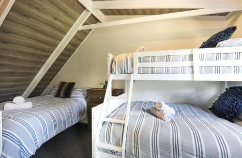 St. Georges Basin House | Waterfront Getaway, Pet Friendly - Jervis Bay