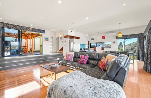 Lindisfarne House | Waterfront Home - Gorgeous Views - 2 Bedroom