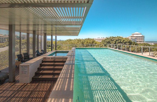 Cairns Central Business District Condo | Waterfront Luxury at Harbour Lights: Stunning Marina Views & Prime Cairns Location