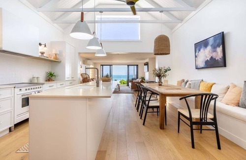 Cooee Bay House | Waterfront On Wattle