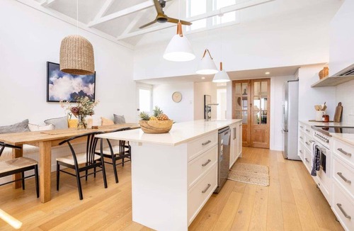 Cooee Bay House | Waterfront On Wattle