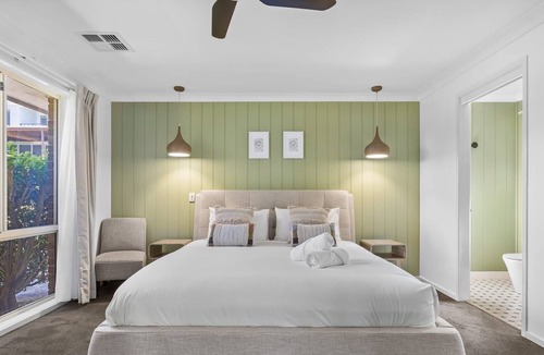 Brightwaters House | Waterfront Paradise Lodge Brightwaters